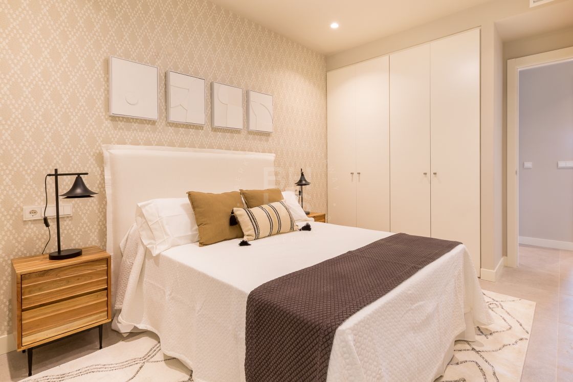 Modern first-floor apartment in an off-plan development with sea and golf views close to the Estepona marina