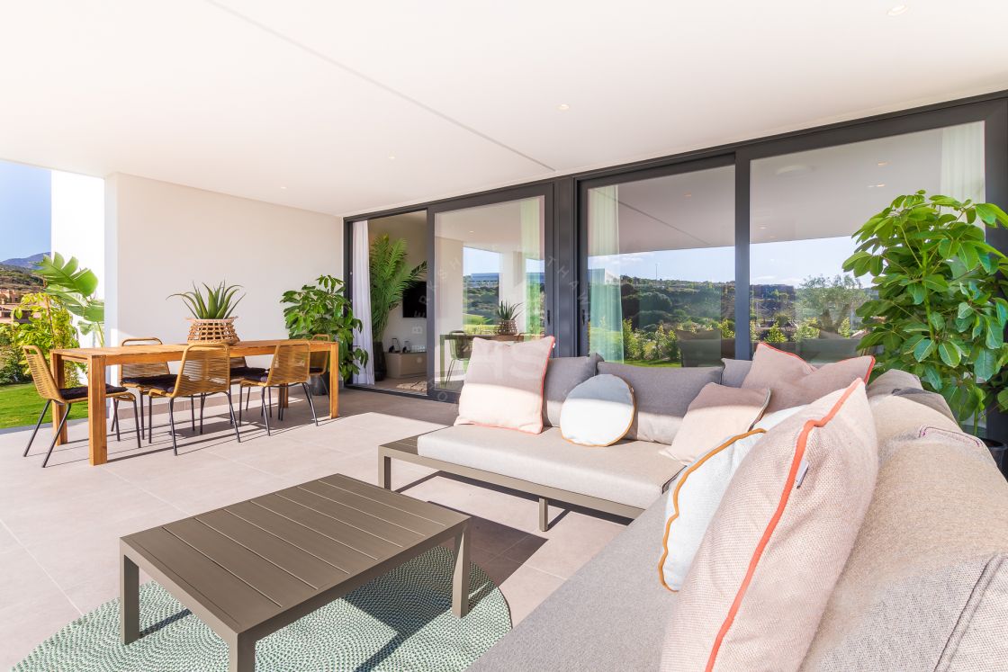 Modern first-floor apartment in an off-plan development with sea and golf views close to the Estepona marina