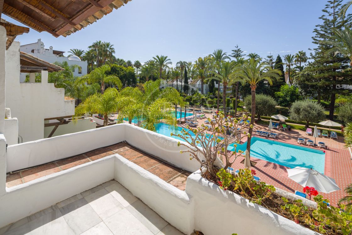Spacious beachside apartment in a top location next to Puerto Banús