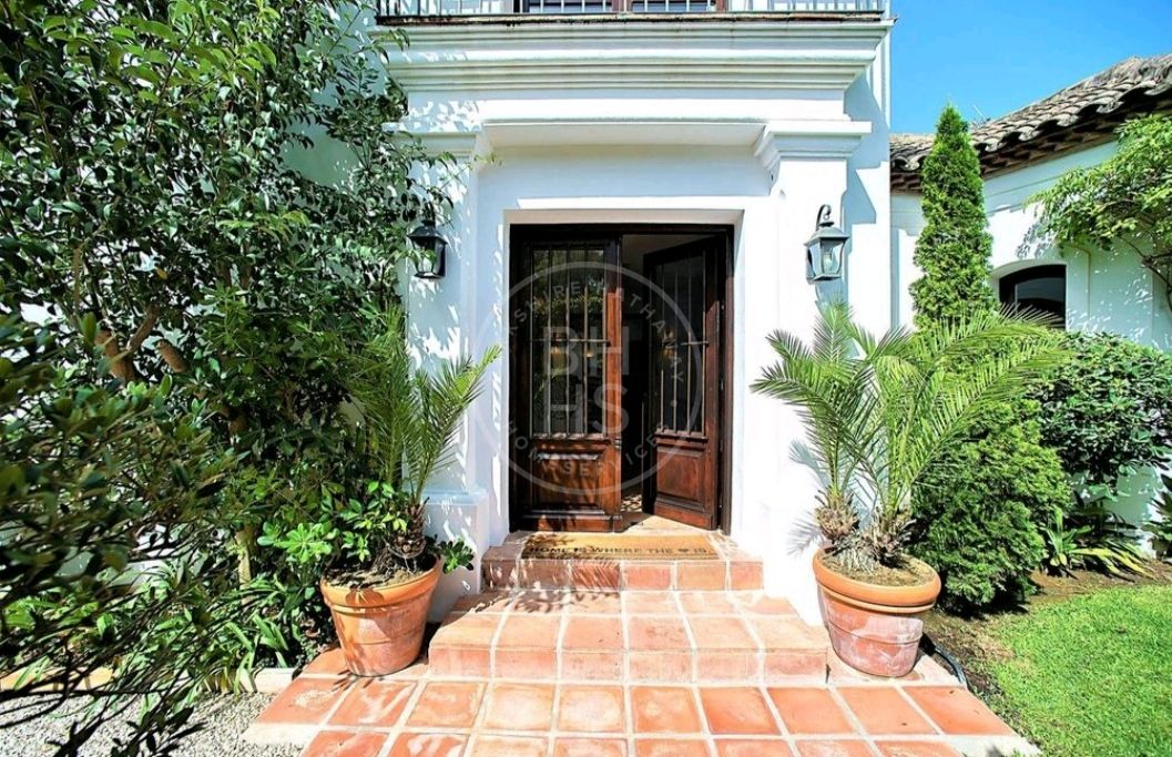 Beautiful traditional Andalusian-style villa in one of the most prestigious areas in the Golf Valley