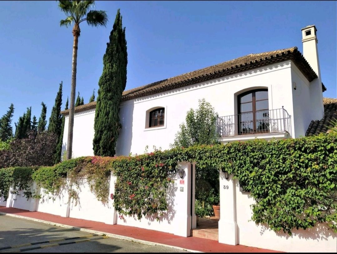 Beautiful traditional Andalusian-style villa in one of the most prestigious areas in the Golf Valley