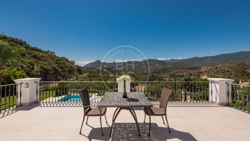 Recently refurbished villa with panoramic mountain views in La Zagaleta