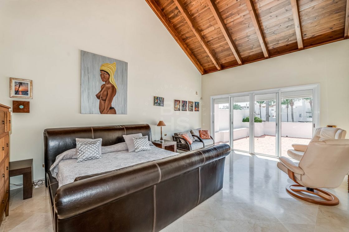 Stunning beachfront duplex penthouse in Ventura del Mar, one of the most prestigious complexes in Puerto Banús