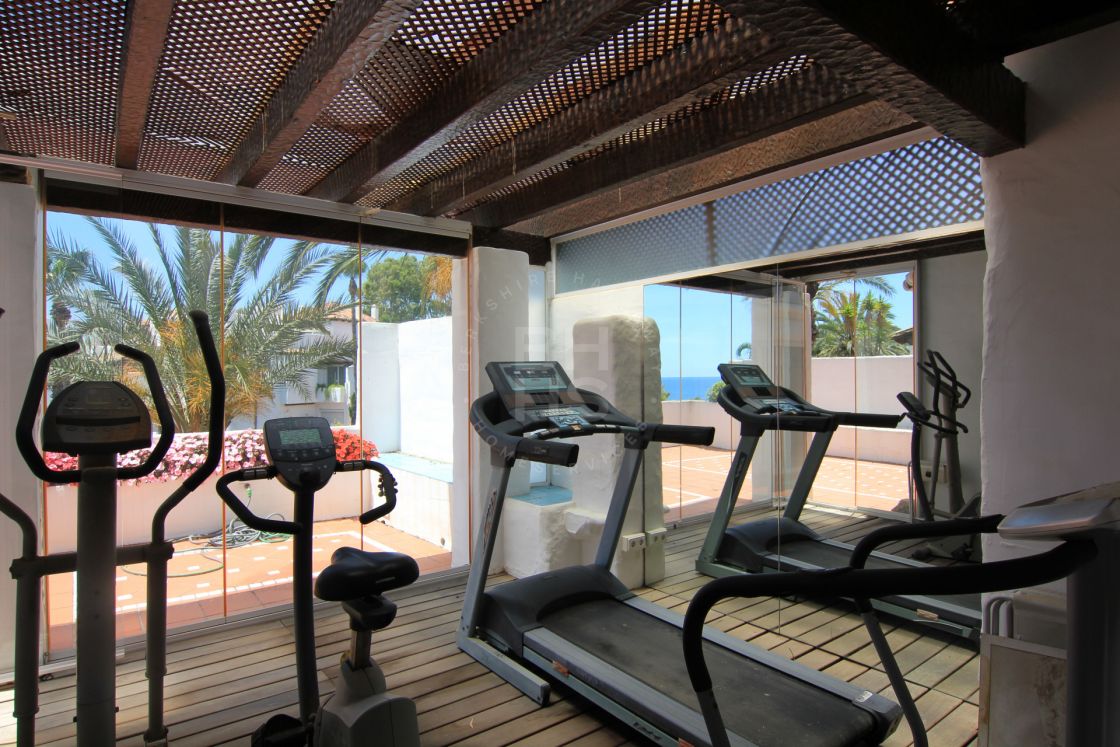 Stunning beachfront duplex penthouse in Ventura del Mar, one of the most prestigious complexes in Puerto Banús