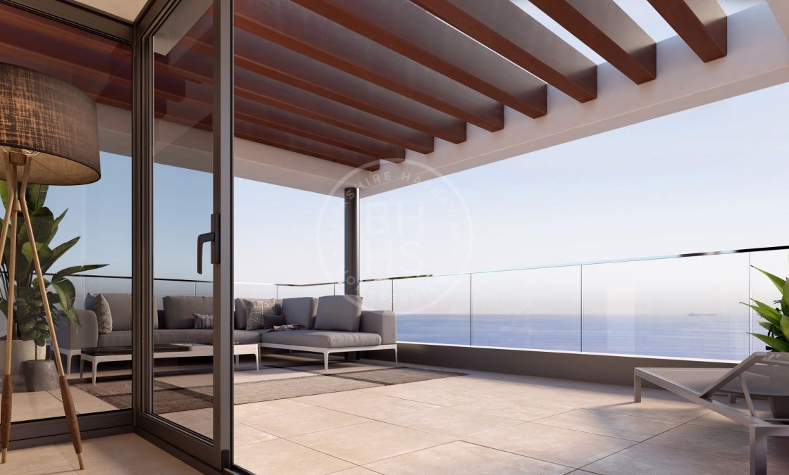 Ático en un complejo residencial de poca altura con vistas panorámicas al mar en Fuengirola