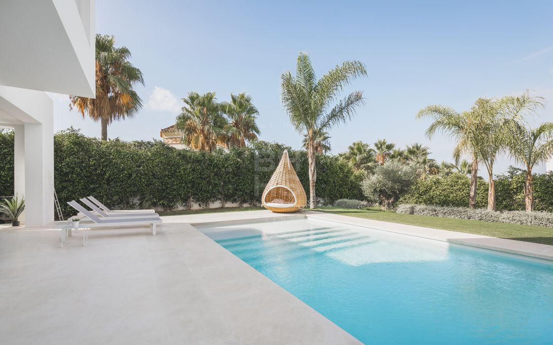 Very private, contemporary villa in a gated community in Nueva Andalucia