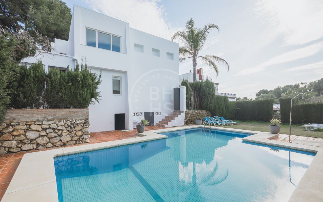Lovely presented 4 bedroom family holiday villa with private pool, steps away from amenities and only a short drive from Puerto Banus.