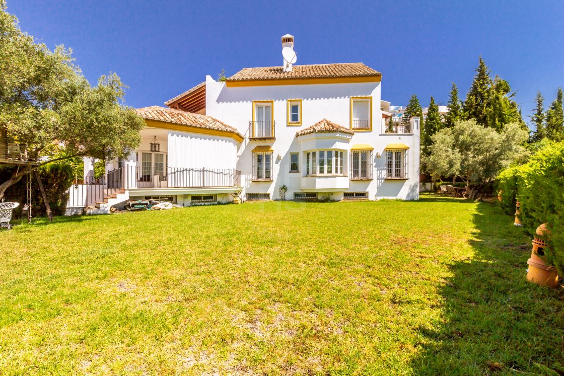 Beachside family villa in Benamara, El Paraíso Bajo