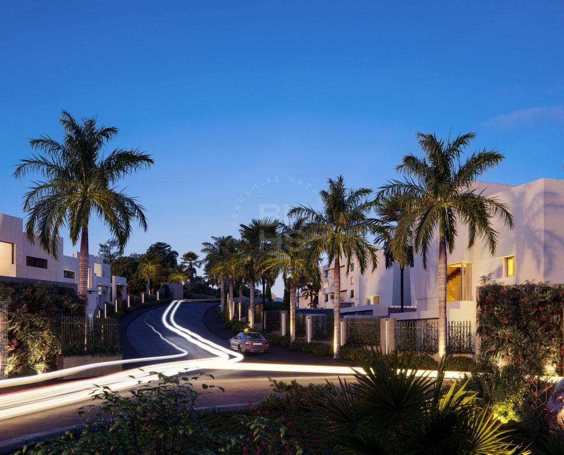 Luxury off-plan penthouse apartment in a prestigious golf area in Marbella East