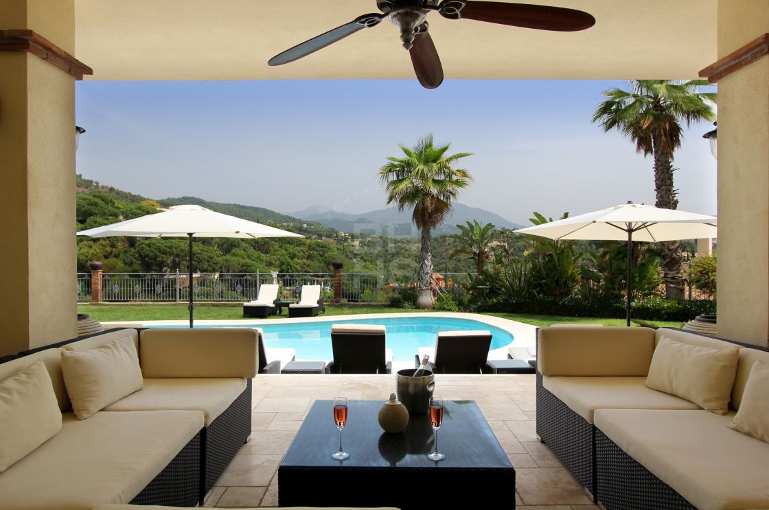 Modern Andalusian-style villa with panoramic views in El Madroñal