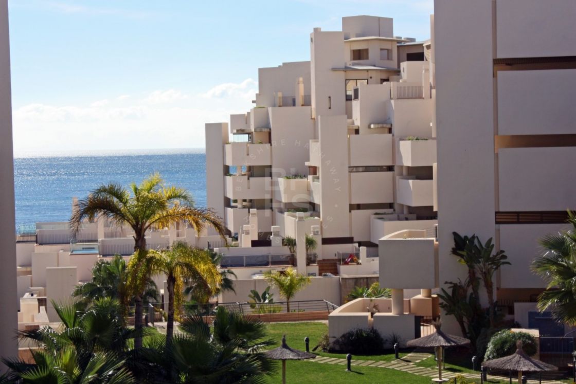 Exclusive apartment in a luxury beachfront complex on the New Golden Mile