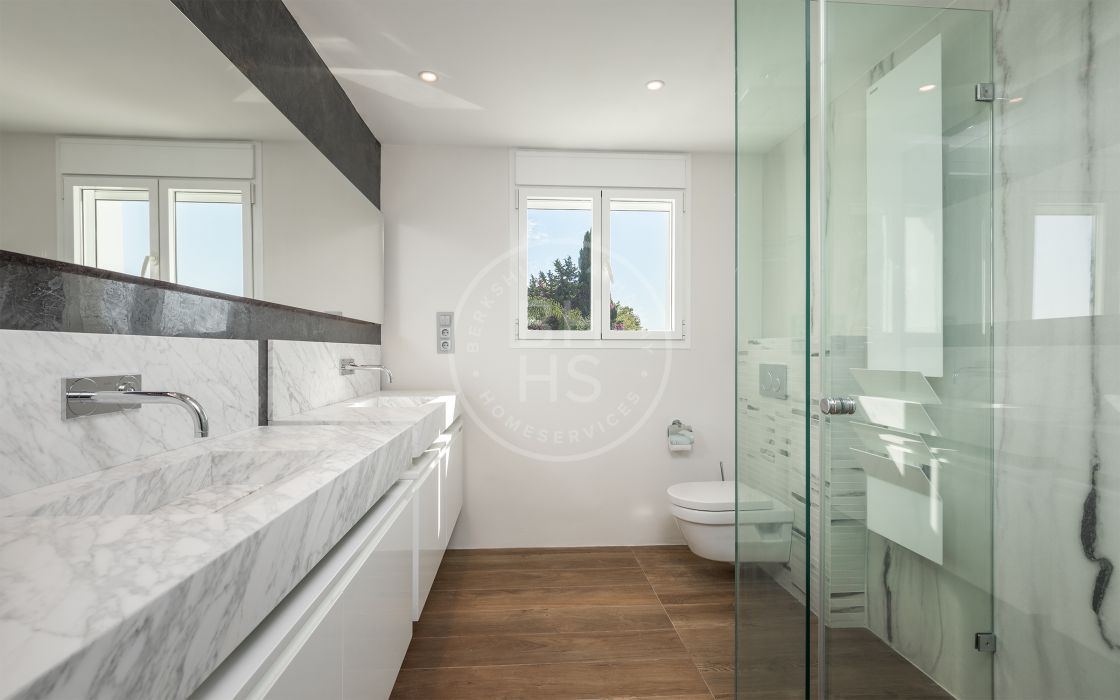 Totally refurbished 5 bedroom unfurnished villa in Nueva Andalucia.