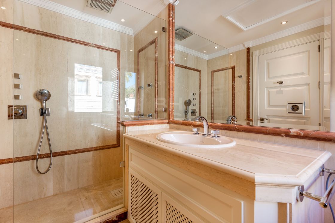 Stunning luxury semi-detached house in one of the most prestigious communities in Sierra Blanca