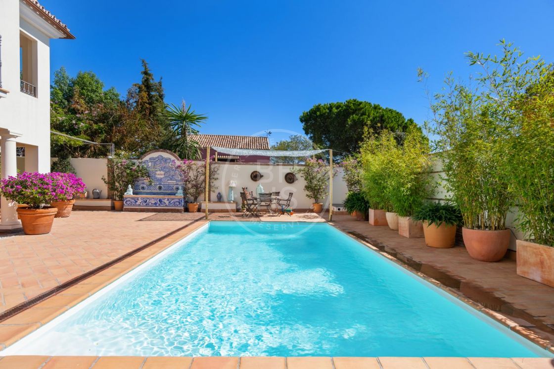 Fantastic Andalusian-style home with lots of character in Valdeolletas, 5-minutes drive from Marbella centre and the beach.