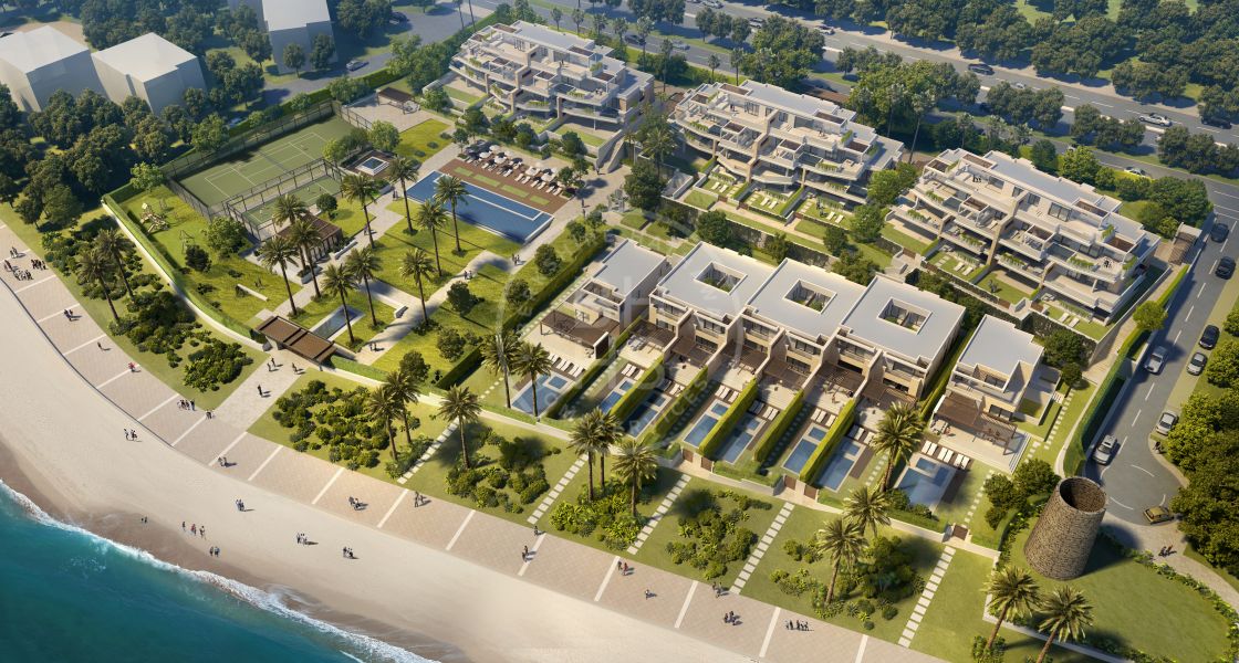 Apartamento totalmente reformado en primera línea de playa con jardín privado en Estepona