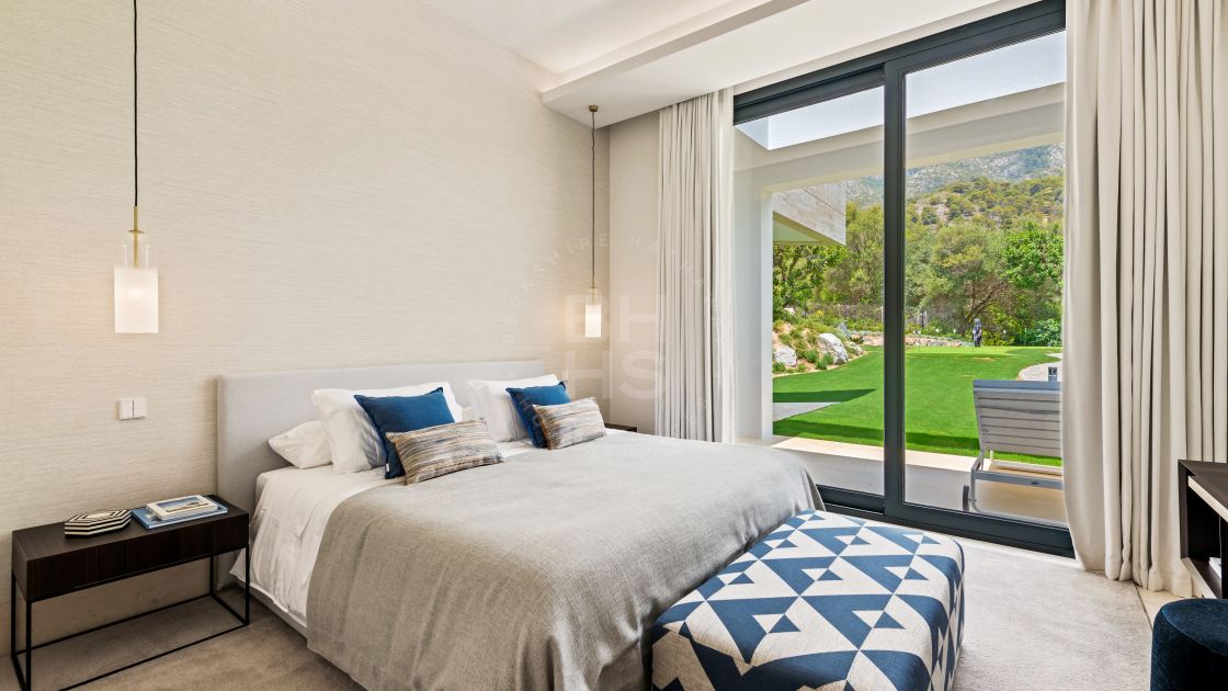 Luxury brand-new villa on an extensive flat plot with sea views in Cascada de Camoján