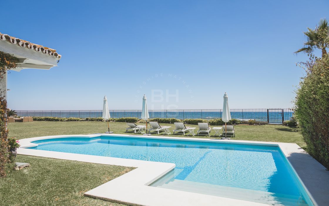 Lovely beachside family home in Casasola, next to Guadalmina Baja, available for holiday rentals.