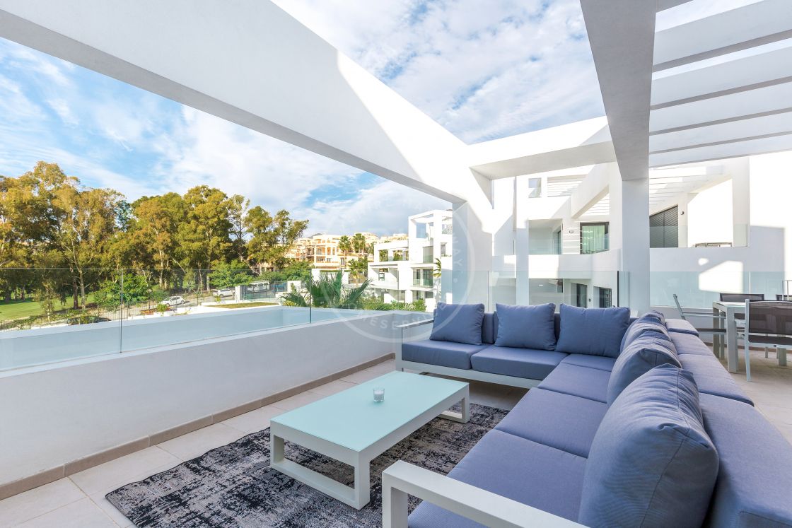 Contemporary brand new southwest-facing duplex penthouse in frontline golf community Las Terrazas de Atalaya