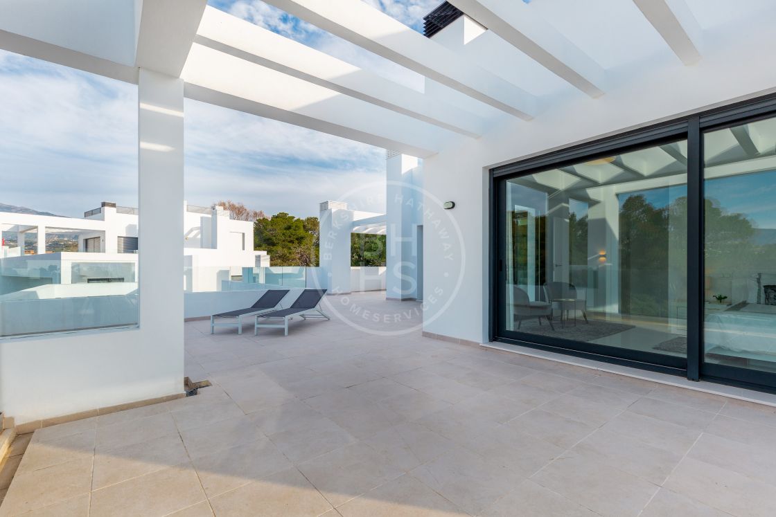 Contemporary brand new southwest-facing duplex penthouse in frontline golf community Las Terrazas de Atalaya