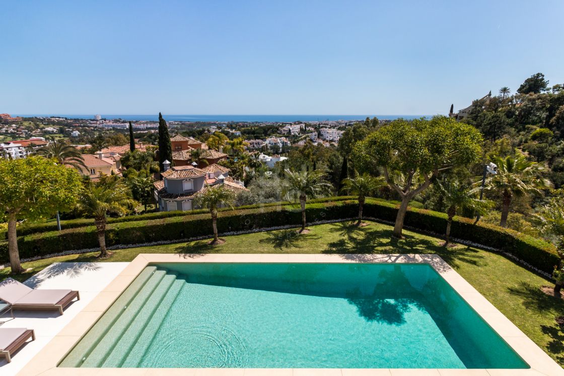 Elegant villa with panoramic sea and mountain views in El Herrojo, La Quinta