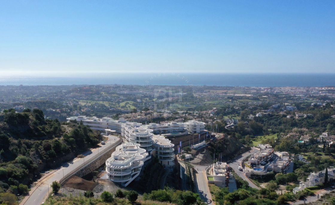 Imposing 4-bedroom duplex penthouse in a new development in La Quinta enjoying breathtaking views