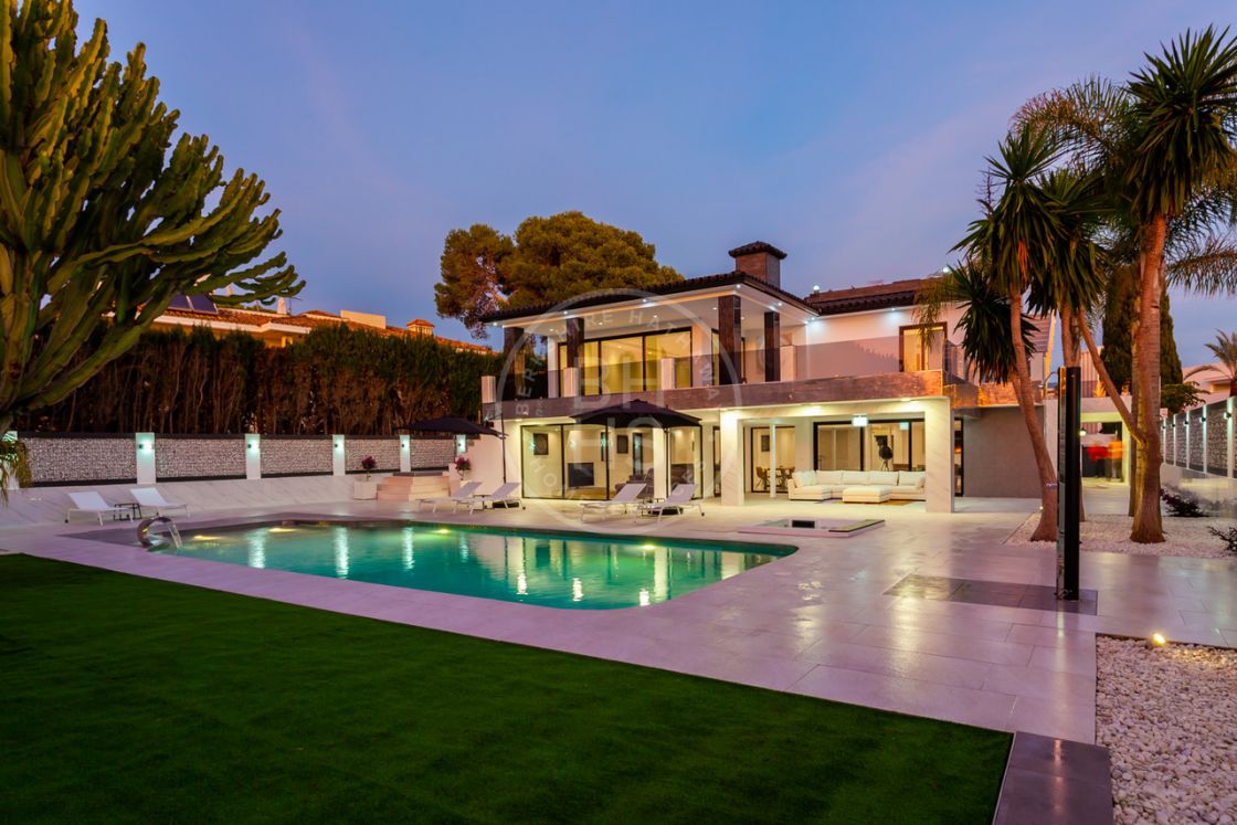 Extraordinary palatial mansion with panoramic views in Río Real Golf