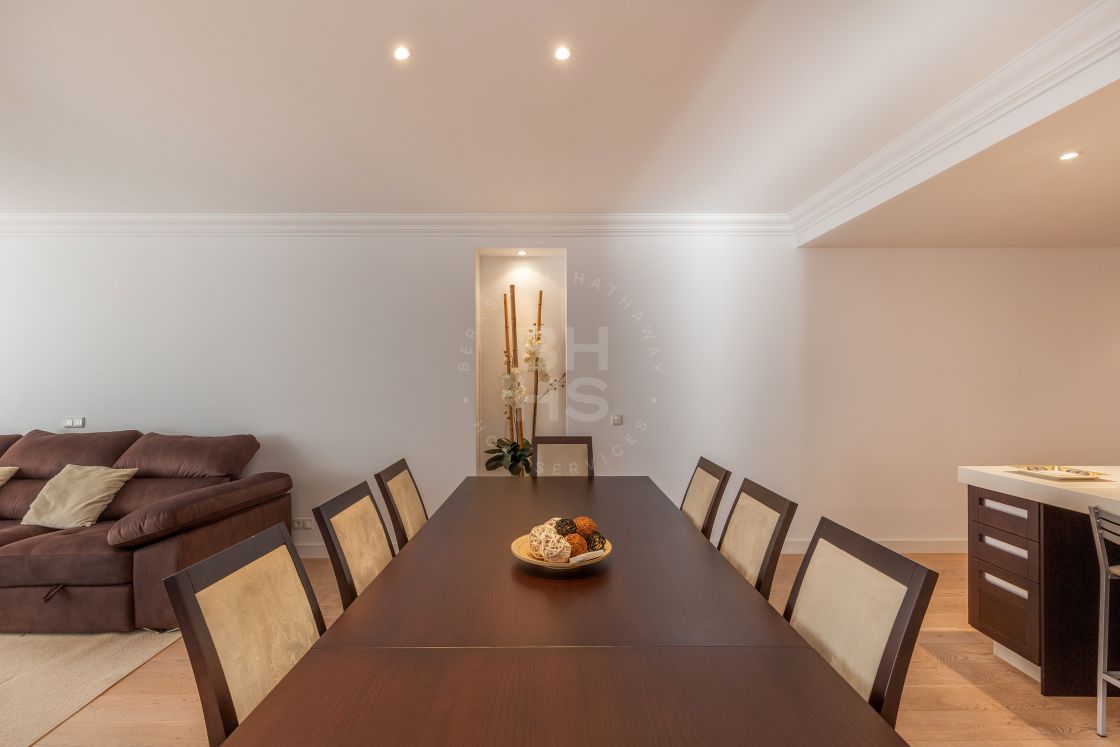 Impressive fully renovated corner unit apartment in the heart of Puerto Banús harbour!