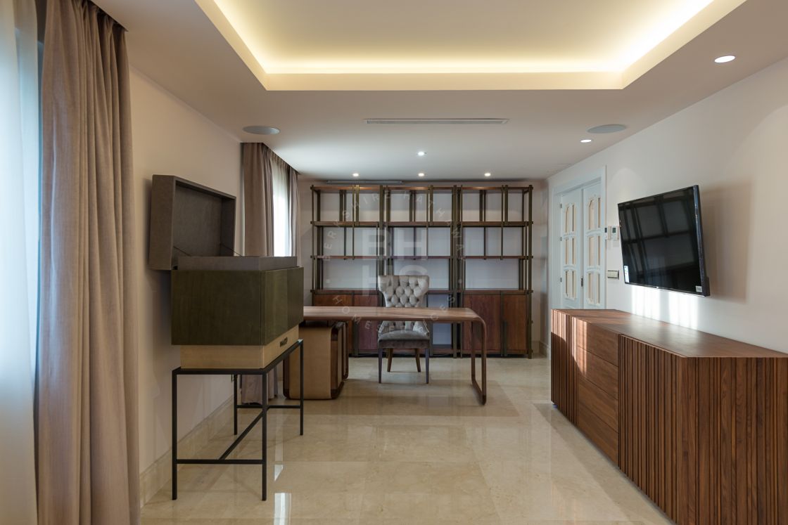 Fully renovated 2nd line beach villa in Puente Romano, Golden Mile-Marbella.