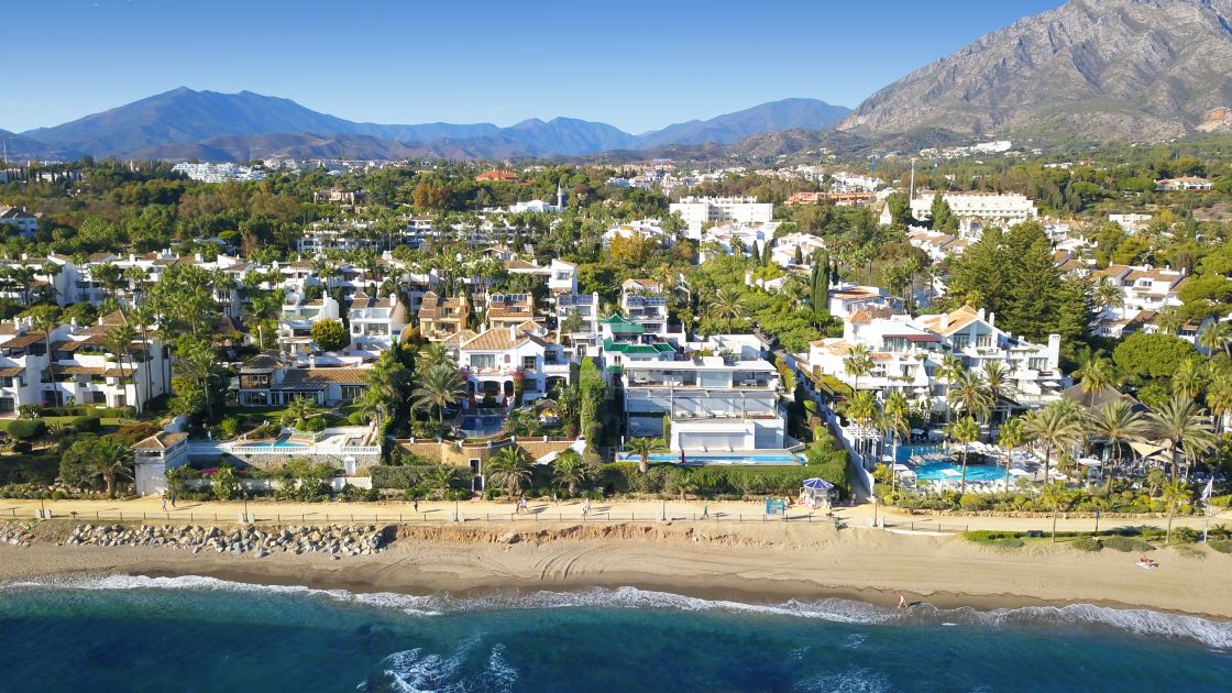 Fully renovated 2nd line beach villa in Puente Romano, Golden Mile-Marbella.