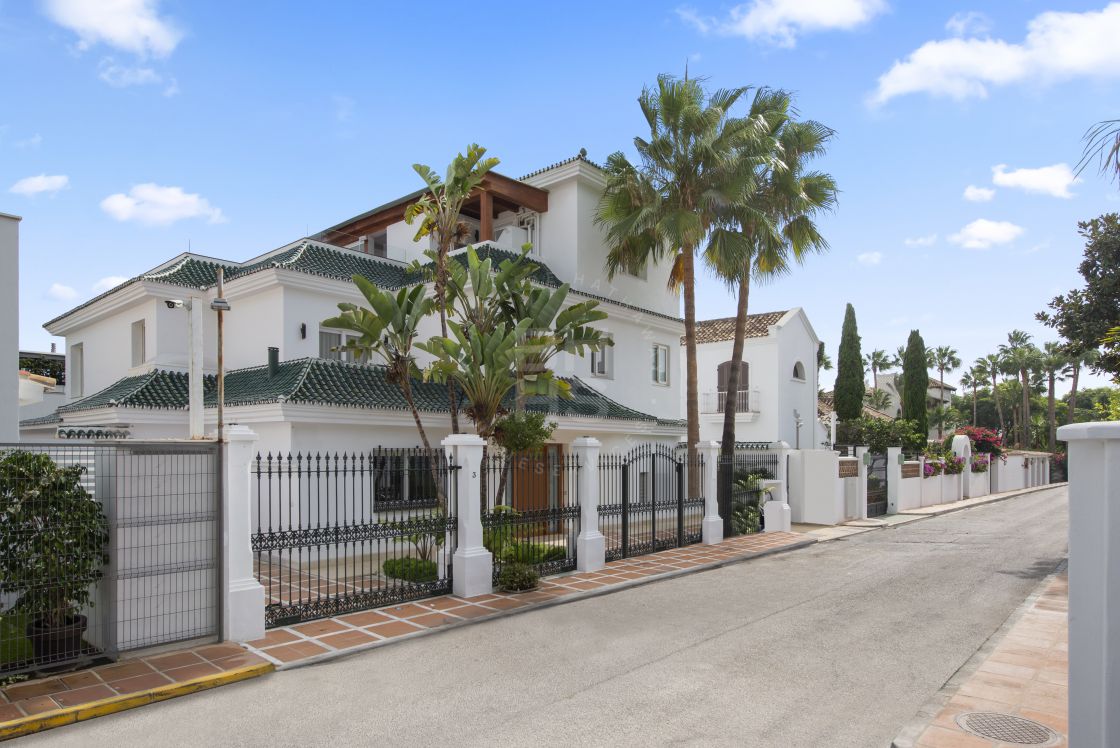 Fully renovated 2nd line beach villa in Puente Romano, Golden Mile-Marbella.