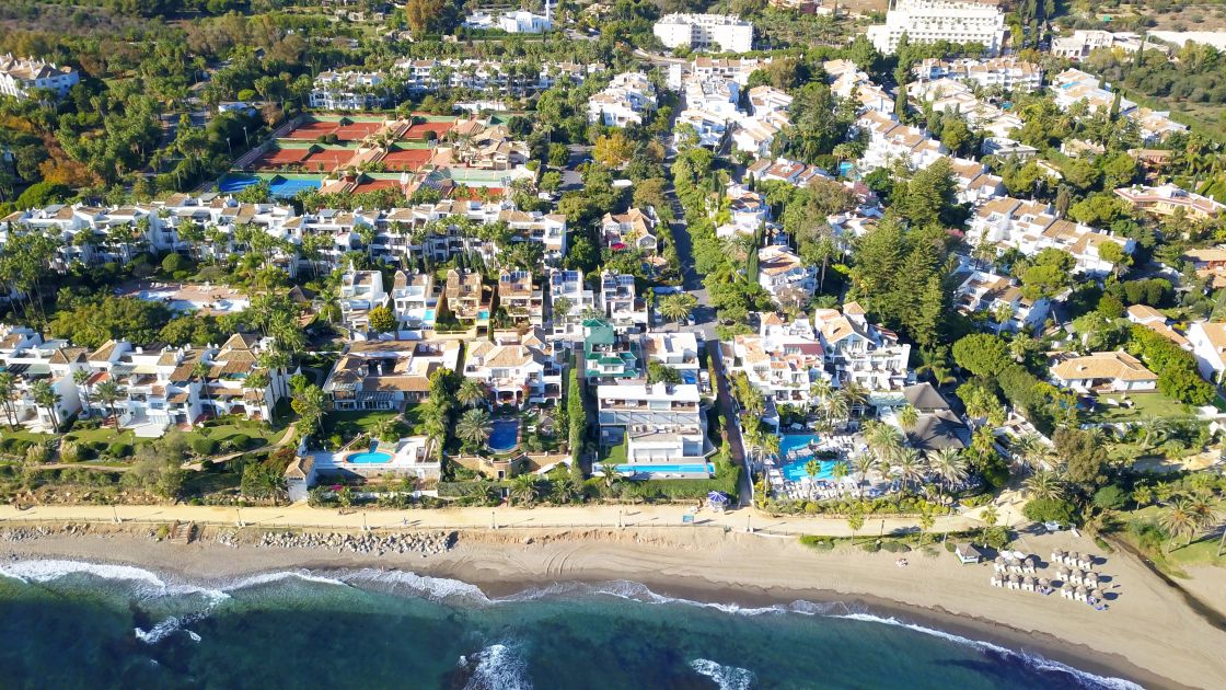 Fully renovated 2nd line beach villa in Puente Romano, Golden Mile-Marbella.