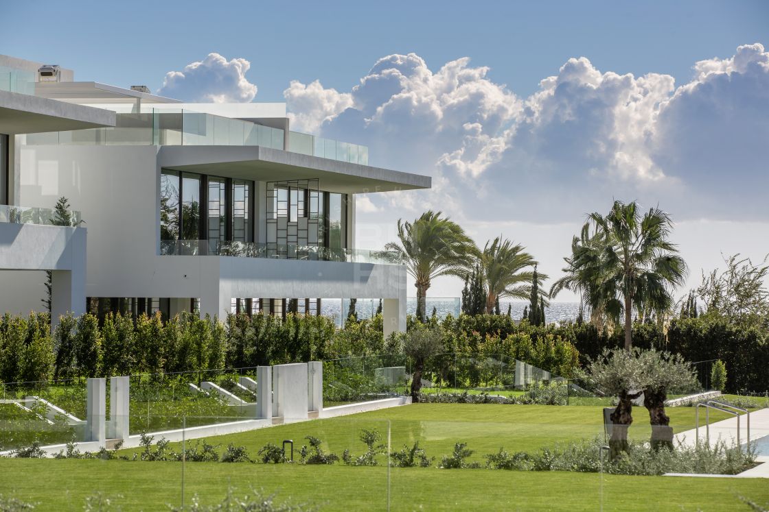 Brand-new luxury villa with sea views situated in the best location on Marbella’s Golden Mile