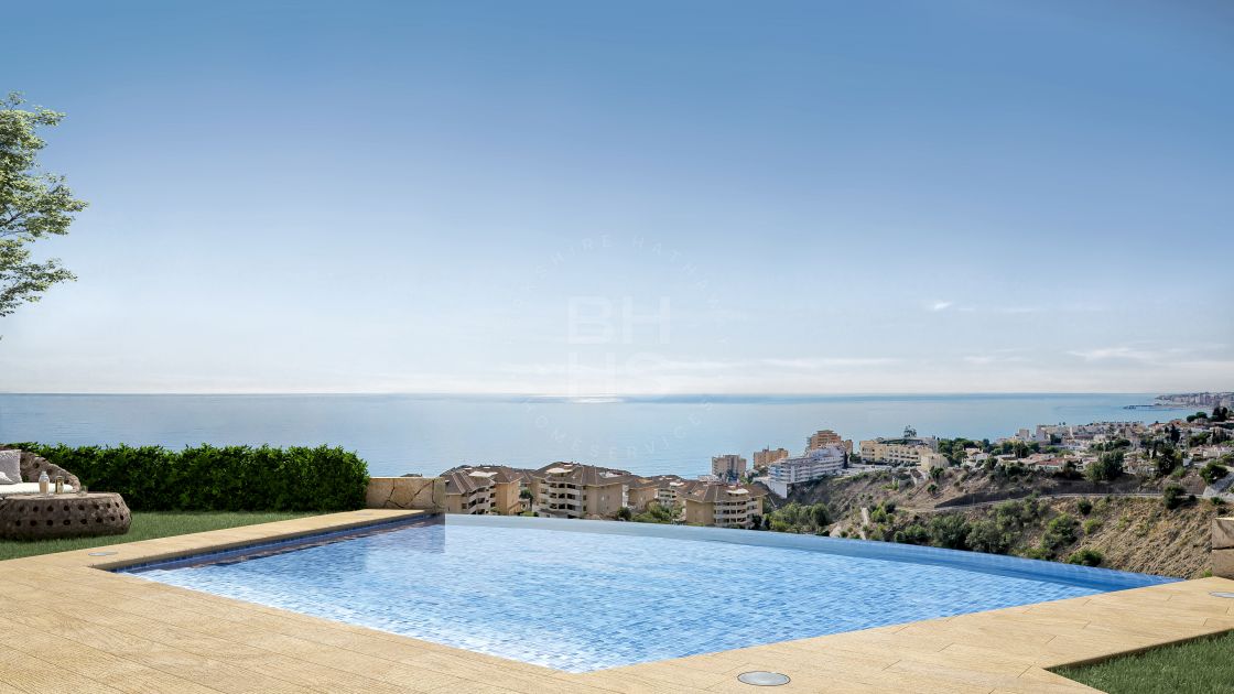 Lujosa adosada con vistas panorámicas al mar en El Higueron