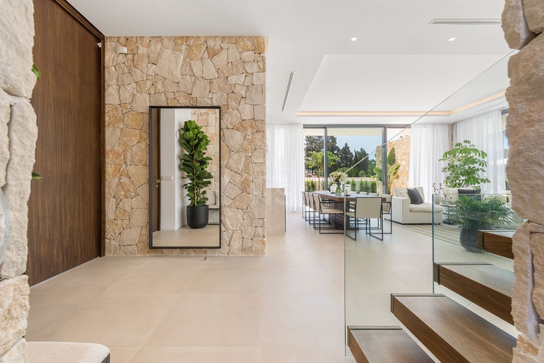 Modern beachside villa in Cortijo Blanco, San Pedro de Alcántara