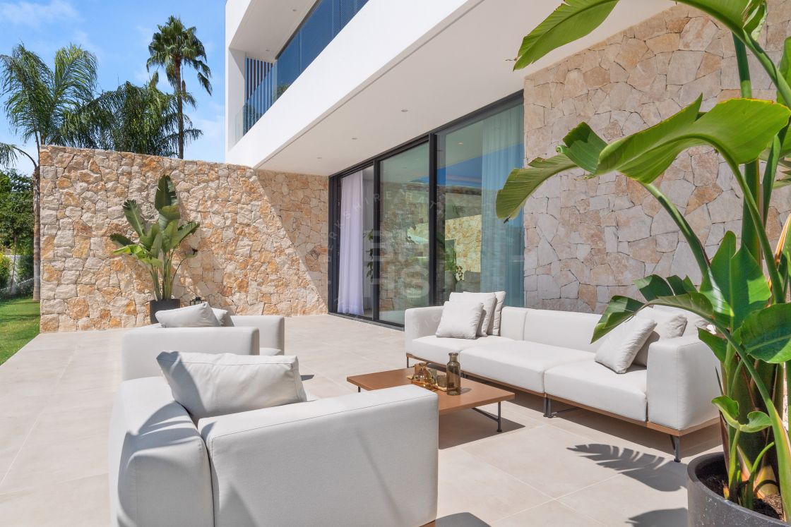 Modern beachside villa in Cortijo Blanco, San Pedro de Alcántara