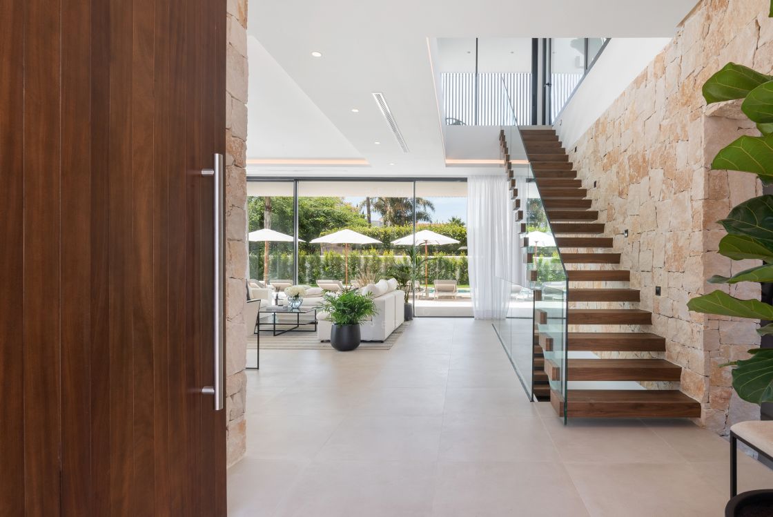 Modern beachside villa in Cortijo Blanco, San Pedro de Alcántara