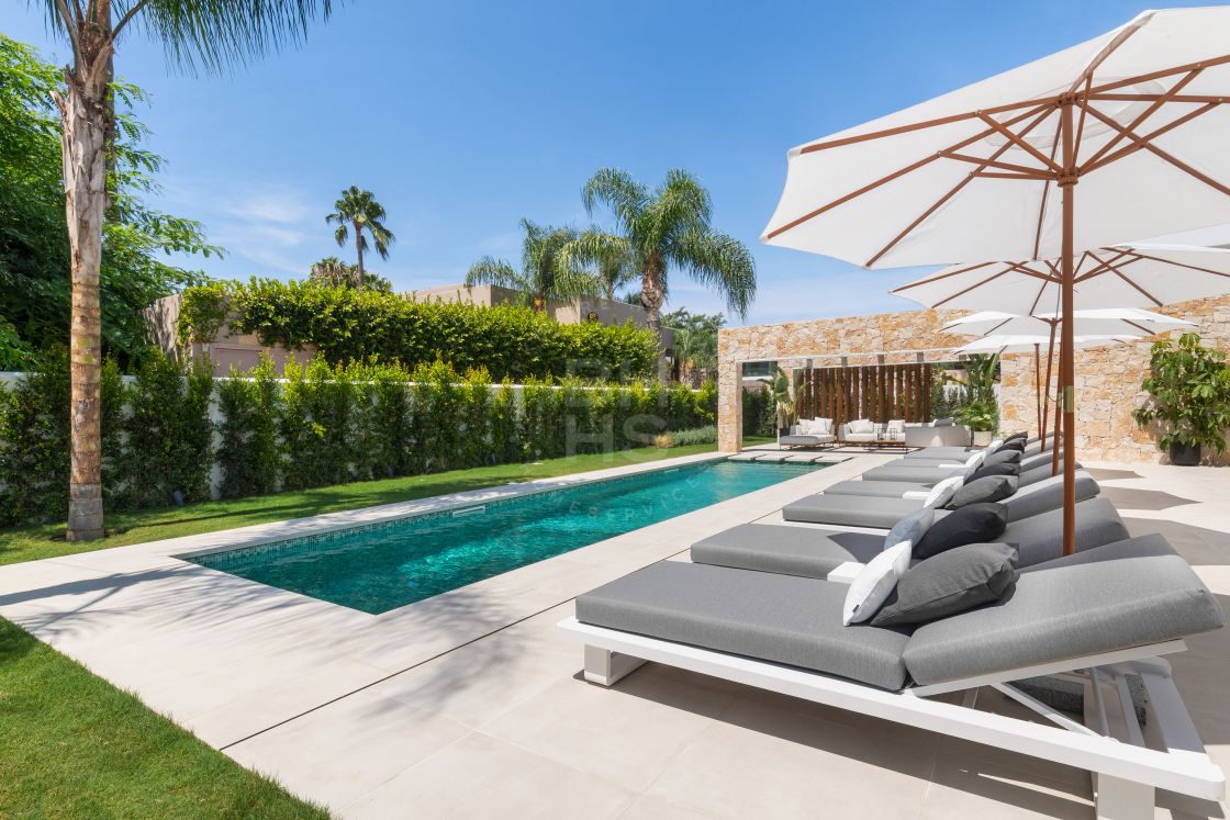 Modern beachside villa in Cortijo Blanco, San Pedro de Alcántara