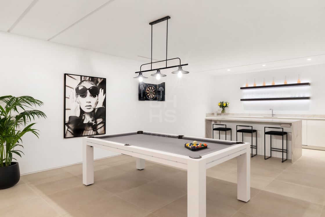 Modern beachside villa in Cortijo Blanco, San Pedro de Alcántara