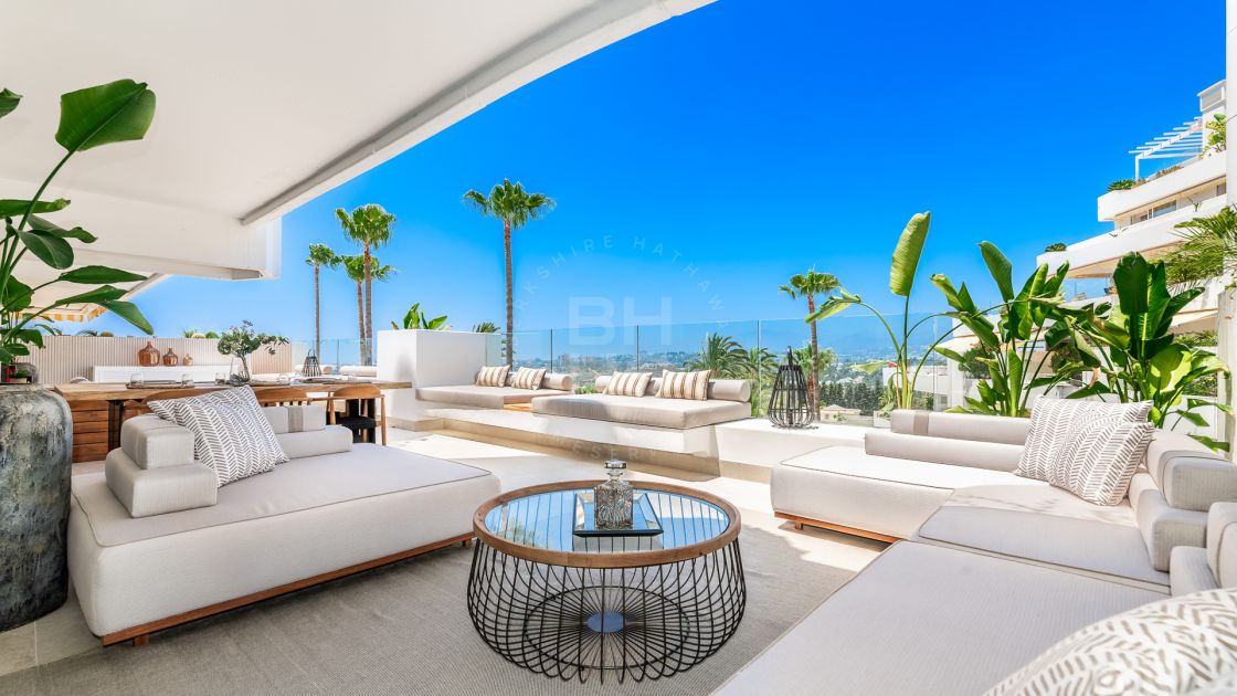 Impresionante apartamento con orientación suroeste en primera línea de playa en plena Milla de Oro de Marbella