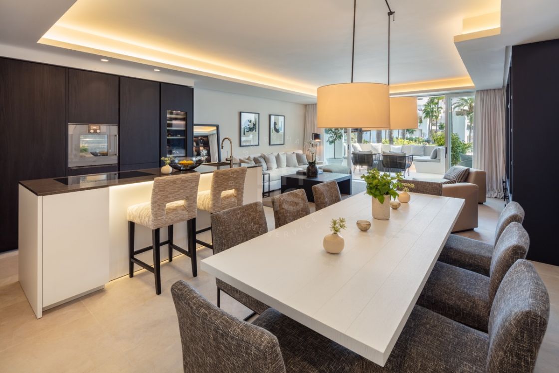 Stunning fully renovated ground-floor apartment in the heart of the exclusive beachfront complex of Marina Puente Romano, Marbella’s Golden Mile