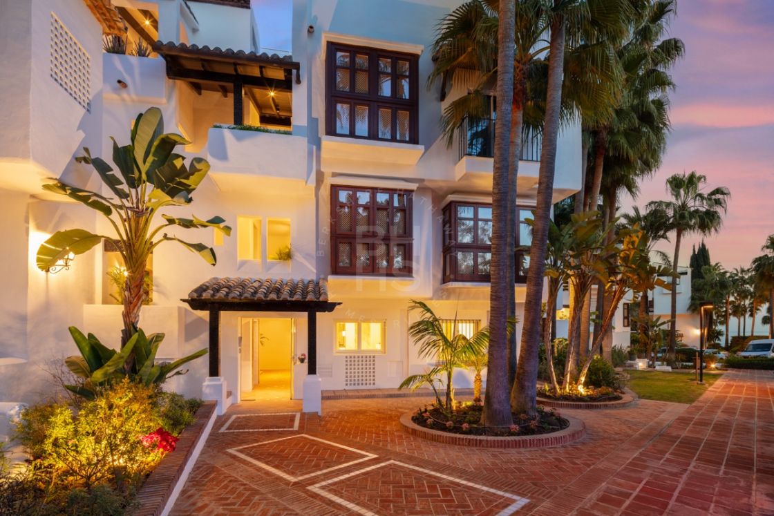 Stunning fully renovated ground-floor apartment in the heart of the exclusive beachfront complex of Marina Puente Romano, Marbella’s Golden Mile