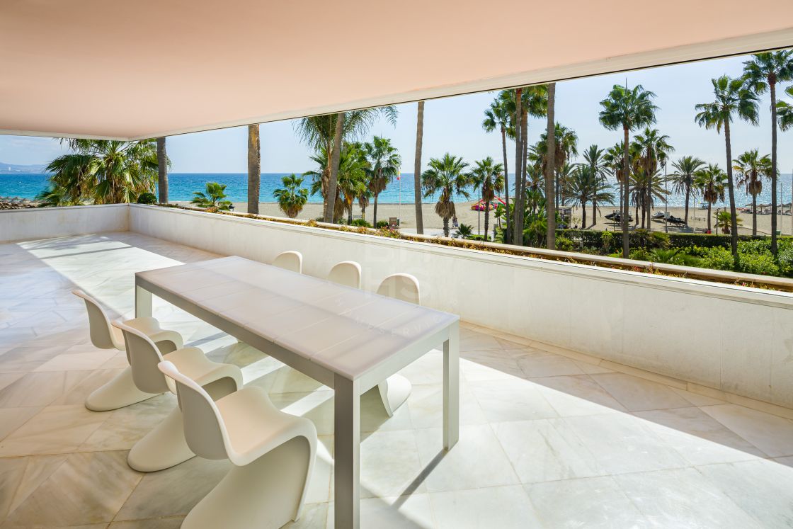 South-facing apartment in a beachfront complex in Puerto Banús