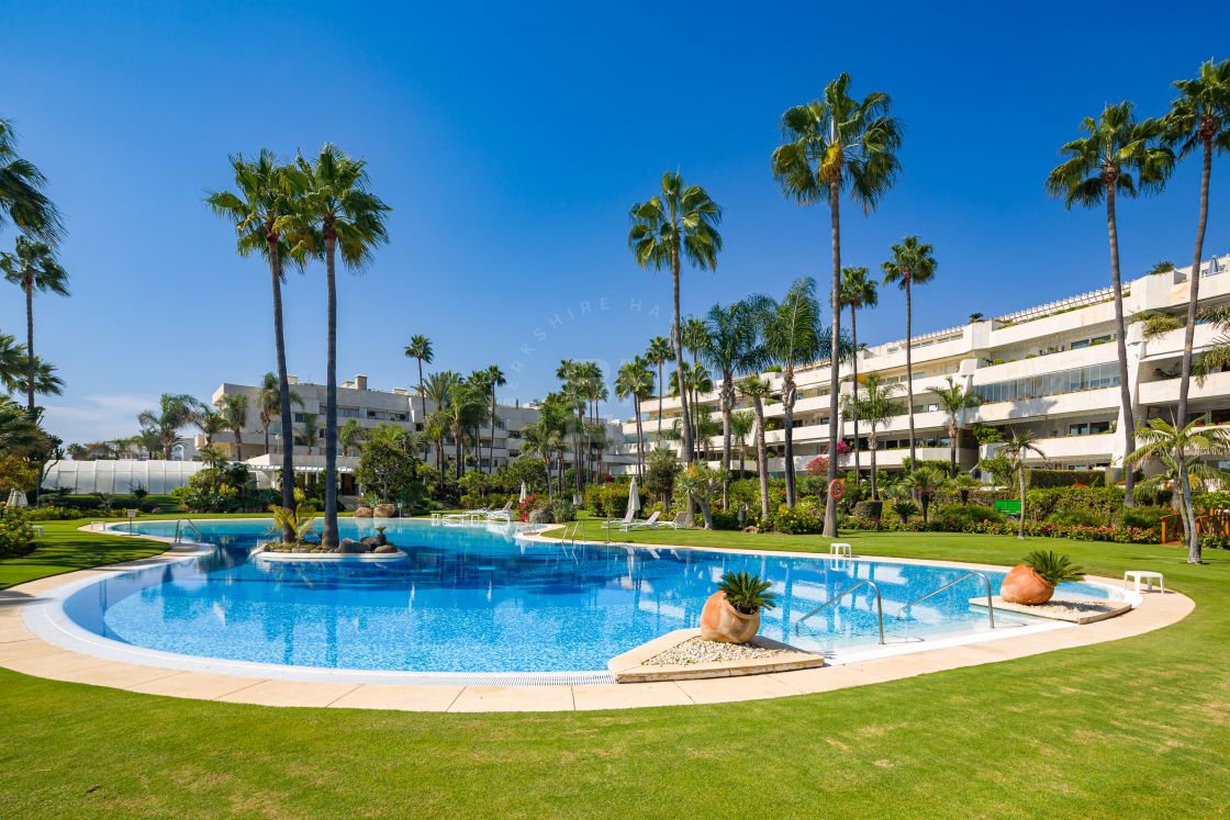 South-facing apartment in a beachfront complex in Puerto Banús