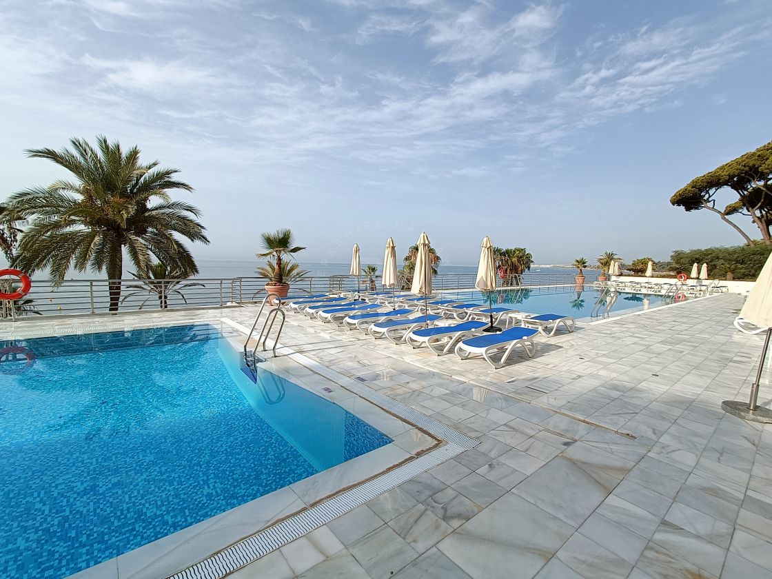 Impressive southwest-facing beachfront apartment in the heart of Marbella’s Golden Mile
