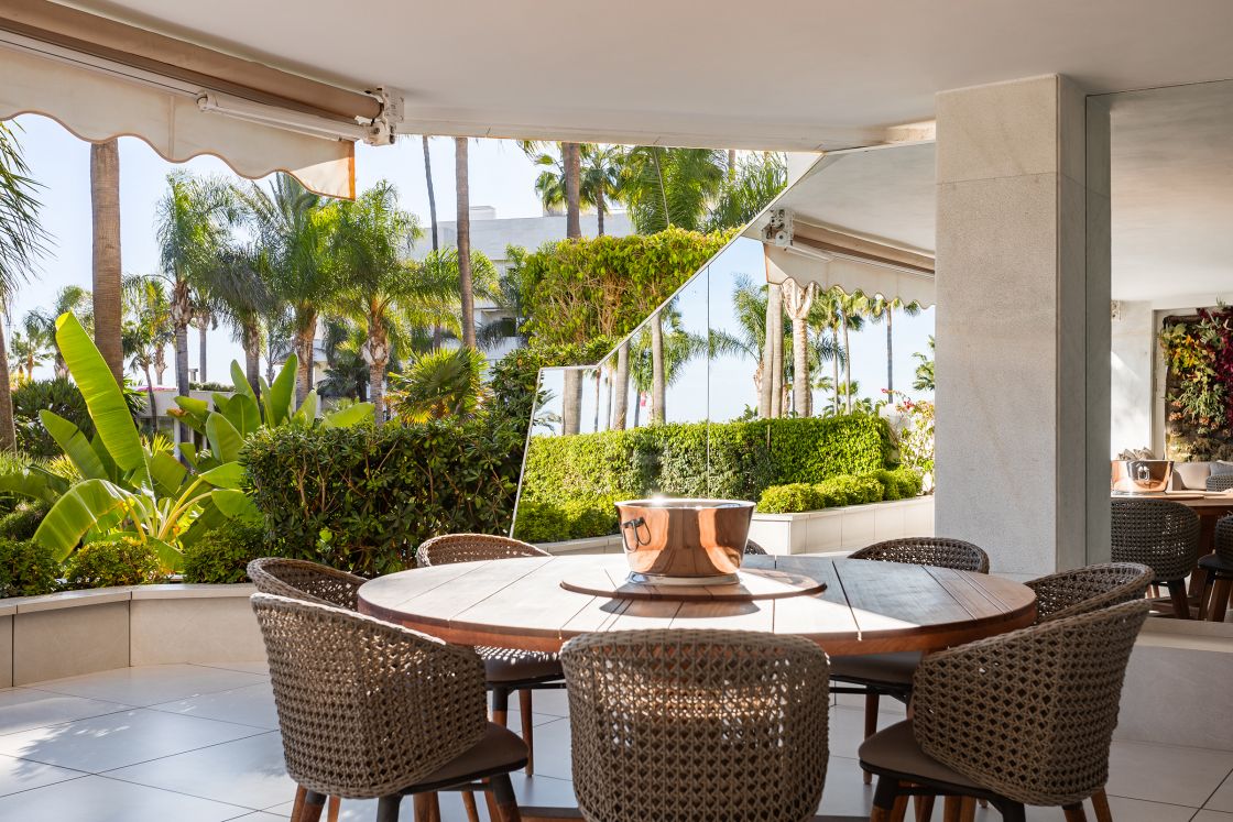 Exquisito apartamento con jardín privado en Los Granados, una prestigiosa urbanización en primera línea de playa en Puerto Banús