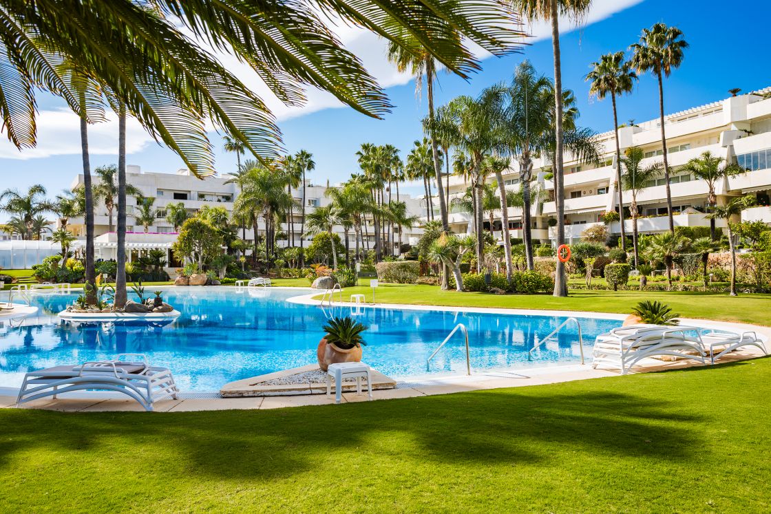 Exquisite garden apartment in Los Granados, a prestigious beachfront complex in Puerto Banús