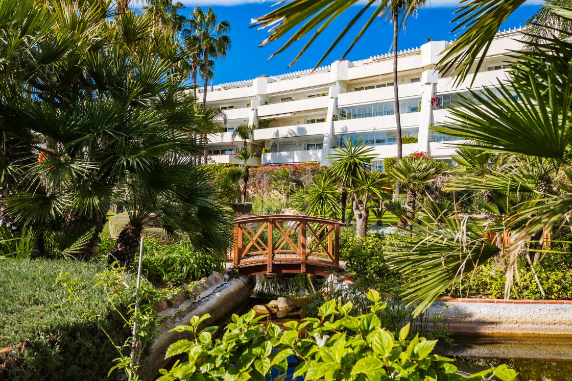 Exquisito apartamento con jardín privado en Los Granados, una prestigiosa urbanización en primera línea de playa en Puerto Banús