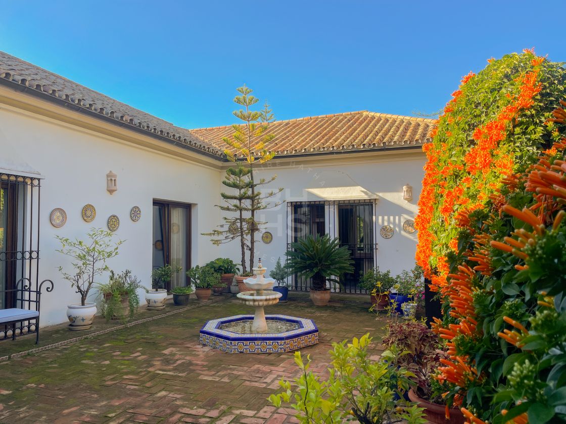 Distintiva villa de estilo andaluz en una prestigiosa zona de Sotogrande