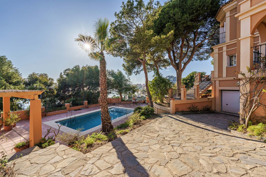 Villa exclusiva con inmejorables vistas al mar situada junto a la playa en El Limonar