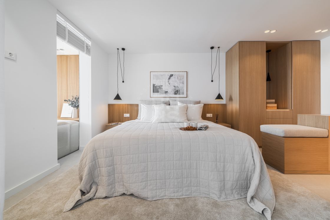 Spacious fully renovated apartment with sea views in Los Belvederes, Nueva Andalucía